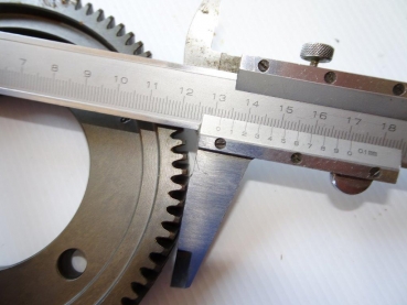 Zahnrad im Motor Antrieb Schwungmassenausgleich UTB 550 640 Fiat  85 Zähne