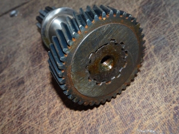 Zahnrad + Welle zweiteilig im Schwungmassenausgleich UTB Fiat 550 640