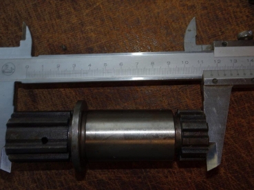 Zahnrad + Welle zweiteilig im Schwungmassenausgleich UTB Fiat 550 640