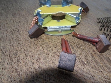 Kohlenhalter mit Kohlen für Getriebeanlasser