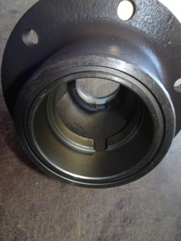 Radnabe UTB 445 für 16 Zoll Rad vorn außen dran mit Innengewinde für die Abdeckkappe