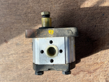 Hydraulikpumpe Arbeitshydraulik rechts UTB 302 445 550 TIH + FIAT Traktor original Romania