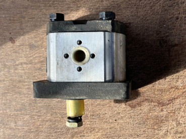 Hydraulikpumpe Arbeitshydraulik rechts UTB 302 445 550 TIH + FIAT Traktor original Romania