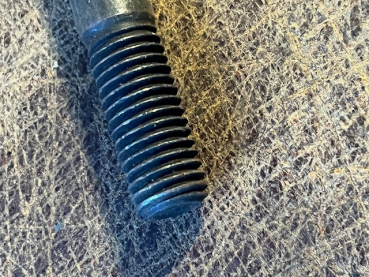 Stehbolzen für Zylinderkopf UTB 650 651