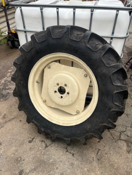 2 Stück Reifen mit Felgen Kleber 320/70 R24 Neu aus Lagerbestand
