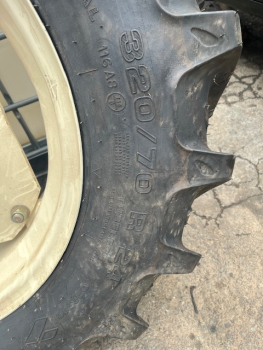 2 Stück Reifen mit Felgen Kleber 320/70 R24 Neu aus Lagerbestand
