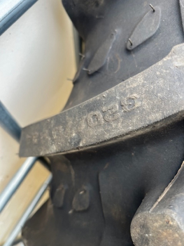 2 Stück Reifen mit Felgen Kleber 320/70 R24 Neu aus Lagerbestand