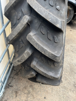 2 Stück Reifen mit Felgen Kleber 320/70 R24 Neu aus Lagerbestand