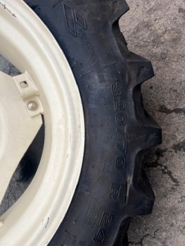 2 Stück Reifen mit Felgen Kleber 320/70 R24 Neu aus Lagerbestand