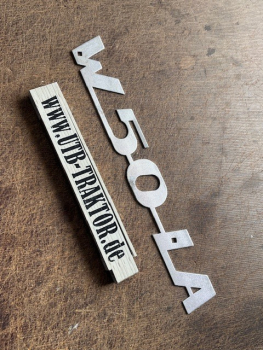 Schriftzug W50LA an der Vorderklappe / Kühlergrill beim IFA W50