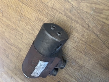 Hydraulik Drehdurchführung an der Abstützung vom TIH 445