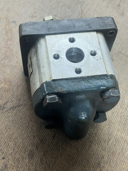 Hydraulikpumpe UTB gut gebraucht mit Überdruckventil rechts drehend