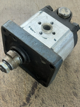 Hydraulikpumpe UTB gut gebraucht mit Überdruckventil rechts drehend