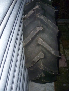 Reifen original für UTB 302 Danubiana