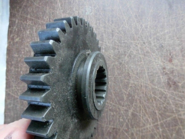 Zahnrad mit Nut im Allrad Getriebe UTB Fiat DT - 34