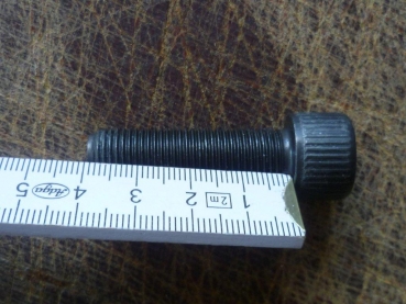 Schraube zwischen Motor + Getriebe TIH UTB Fiat Traktor