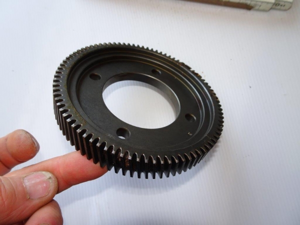 Zahnrad im Motor Antrieb Schwungmassenausgleich UTB 550 640 Fiat  85 Zähne