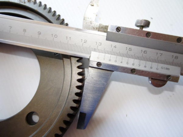 Zahnrad im Motor Antrieb Schwungmassenausgleich UTB 550 640 Fiat  85 Zähne