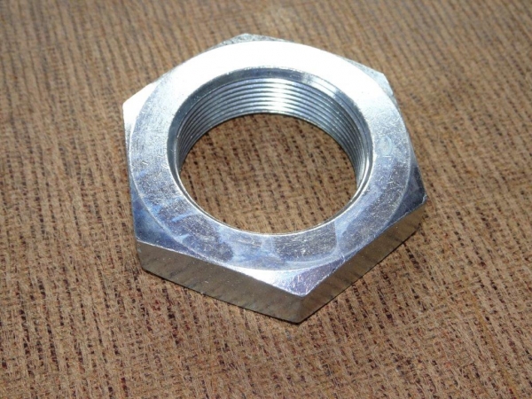 Mutter im Achstricher für Befestigung der Bremstrommel TIH UTB Fiat