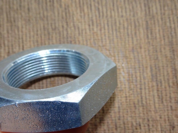 Mutter im Achstricher für Befestigung der Bremstrommel TIH UTB Fiat