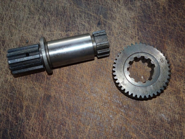 Zahnrad + Welle zweiteilig im Schwungmassenausgleich UTB Fiat 550 640