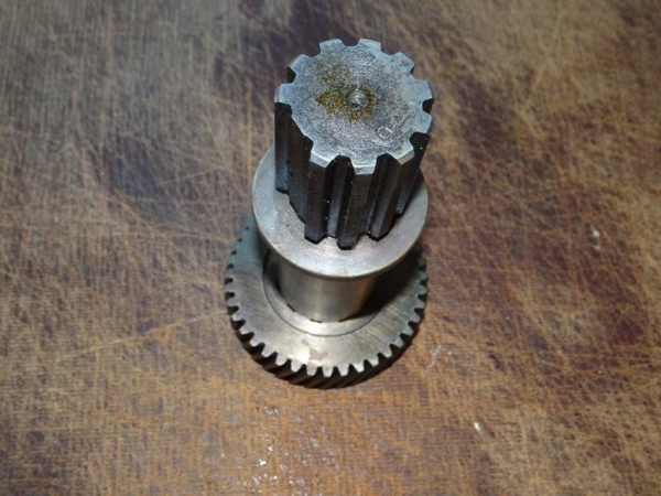 Zahnrad + Welle zweiteilig im Schwungmassenausgleich UTB Fiat 550 640