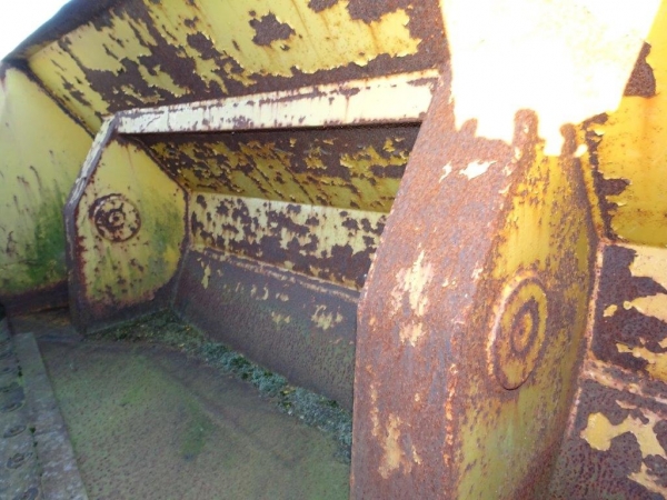 Frontladerschaufel   UTB 300 / 302  VB 180,- euro