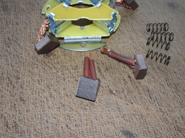 Kohlenhalter mit Kohlen für Getriebeanlasser