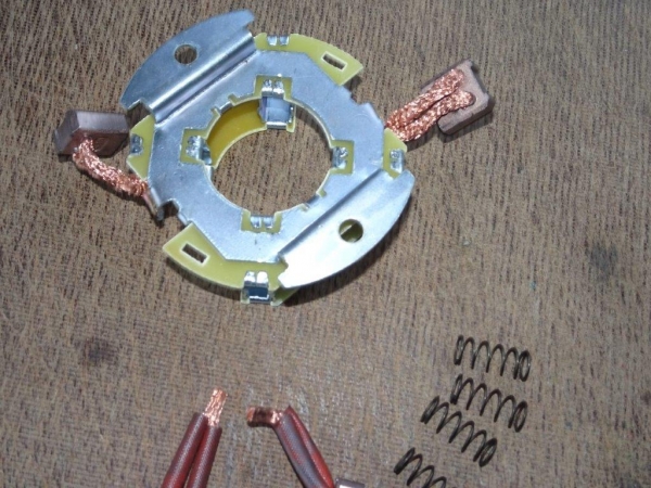 Kohlenhalter mit Kohlen für Getriebeanlasser