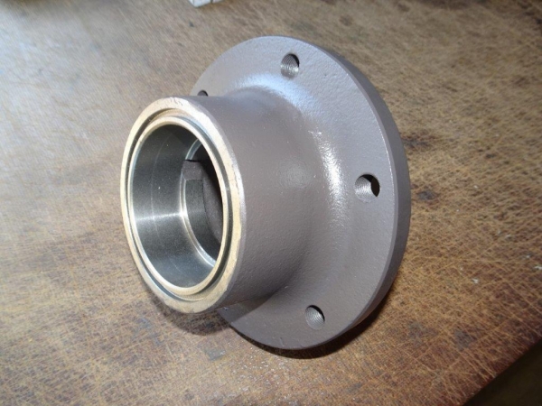 Radnabe UTB 445 für 16 Zoll Rad vorn außen dran mit Innengewinde für die Abdeckkappe