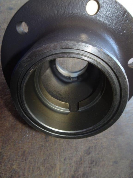 Radnabe UTB 445 für 16 Zoll Rad vorn außen dran mit Innengewinde für die Abdeckkappe