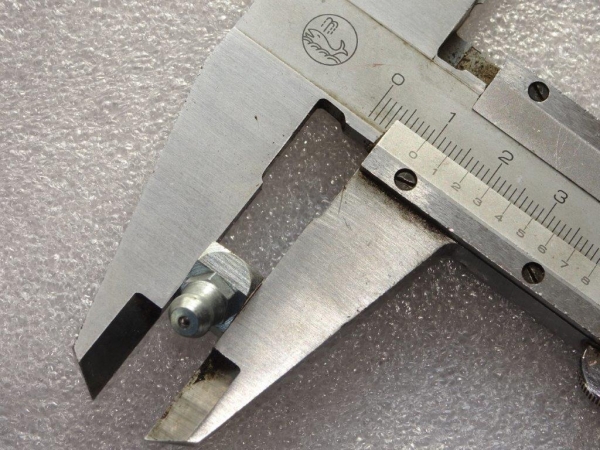 Schmiernippel 45 Grad Winkel Schlüßelweite 9 mm Gewinde 8mm