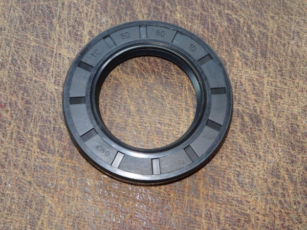 Simering im Ausgang Allrad Getriebe und Eingang Flansch Vorderachse DTC UTB U 302 ...