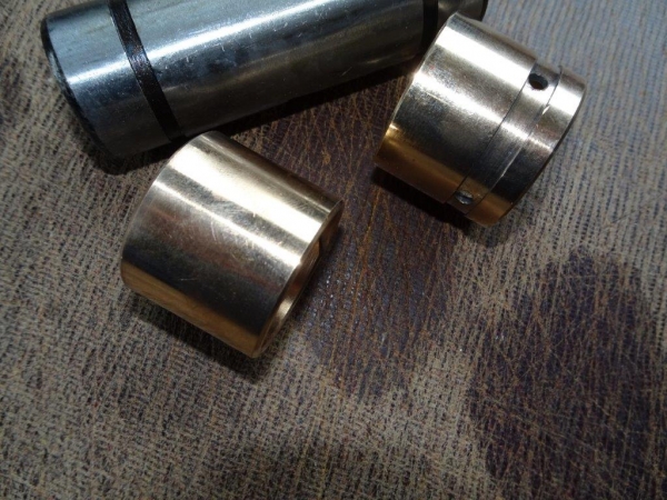 Bolzen + 2x Buchse Set  für Umlenkhebel Vorderachse UTB 300 445 550 Fiat 415 450 480 540 640