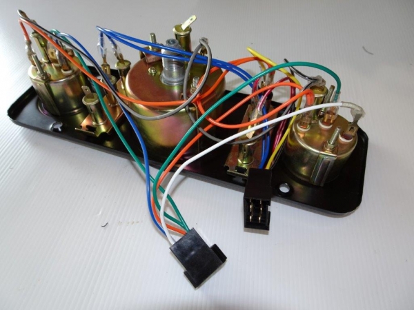 Amaturenbrett UTB TIH komplett Tacho mit Gewinde