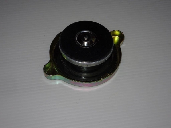 Kühlerdeckel NEU für UTB 650 651 Raupe S651 alte Ausführung