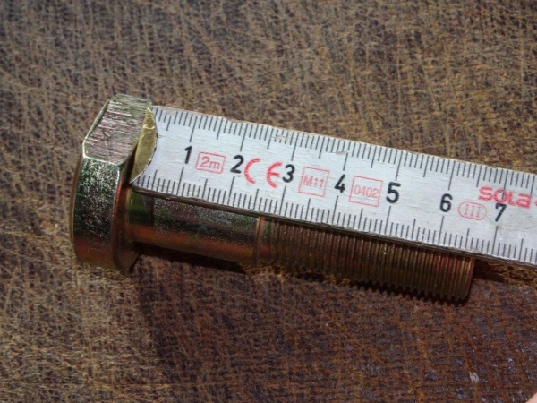 Schraube + Mutter Radbolzen hinten UTB 650 651 M20x1,5