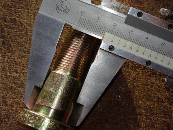 Schraube + Mutter Radbolzen hinten UTB 650 651 M20x1,5