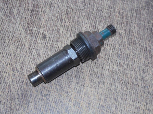 Düsenhalter + Einspritzdüse = Düsenstück für Traktor Fiat 415 + 415DT gebraucht KC55S8F