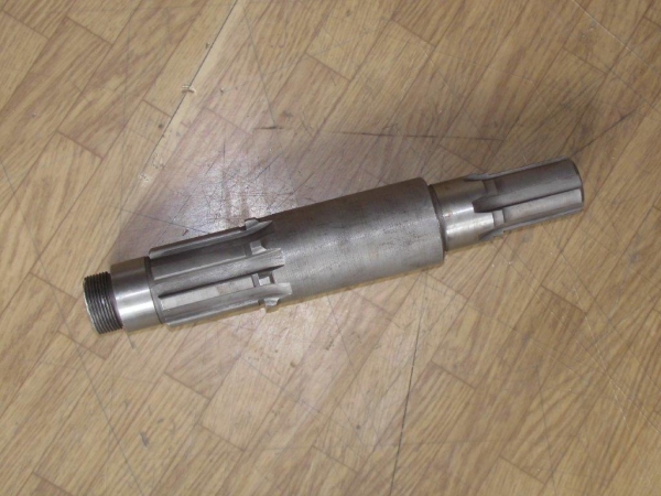 Welle im Allradgetriebe UTB 651 M