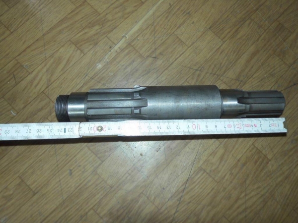 Welle im Allradgetriebe UTB 651 M