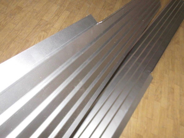 2 Stück Seitenbleche für Motorhaube UTB 650 + 651 Utos