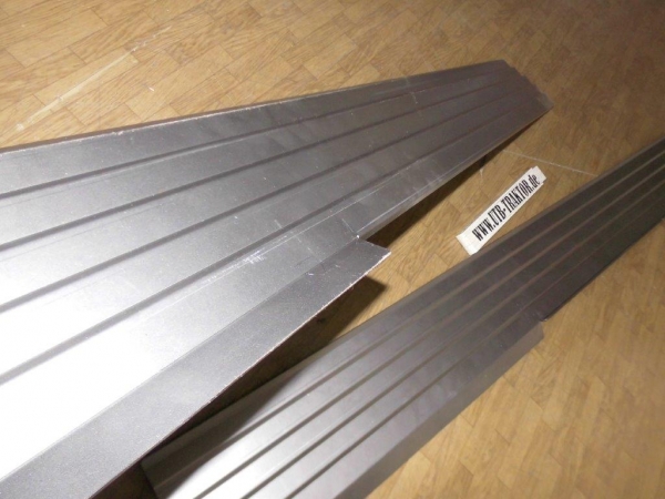 2 Stück Seitenbleche für Motorhaube UTB 650 + 651 Utos