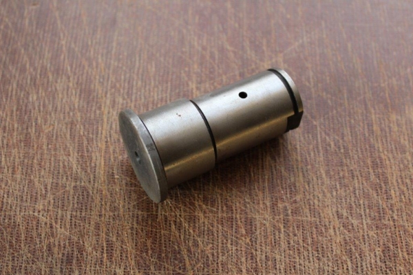 Bolzen vorn in der Ölwanne für Antrieb Zahnrad Schwingungsdämpfer UTB 550 640 + Fiat