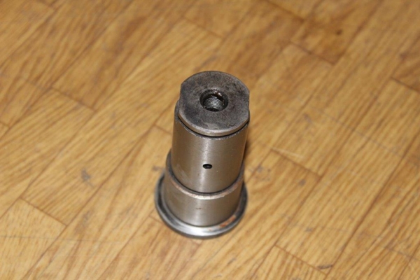 Bolzen vorn in der Ölwanne für Antrieb Zahnrad Schwingungsdämpfer UTB 550 640 + Fiat