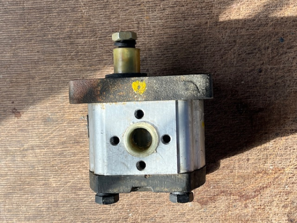 Hydraulikpumpe Arbeitshydraulik rechts UTB 302 445 550 TIH + FIAT Traktor original Romania