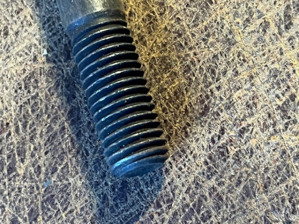 Stehbolzen für Zylinderkopf UTB 650 651