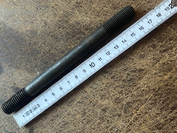 Stehbolzen für Zylinderkopf UTB 650 651