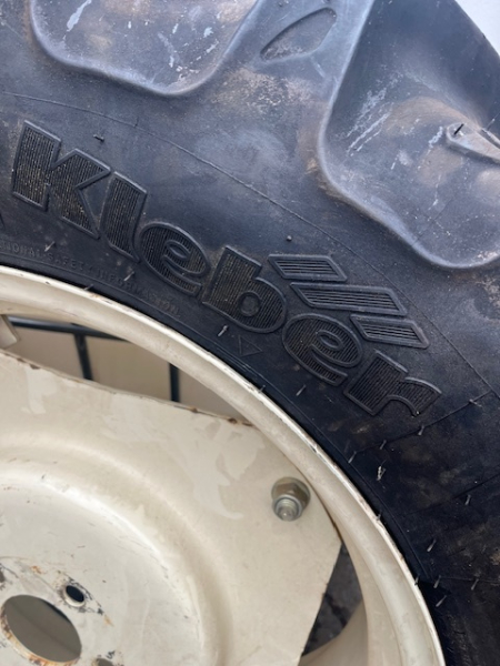 2 Stück Reifen mit Felgen Kleber 320/70 R24 Neu aus Lagerbestand
