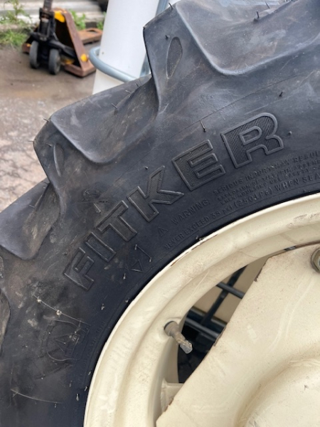 2 Stück Reifen mit Felgen Kleber 320/70 R24 Neu aus Lagerbestand